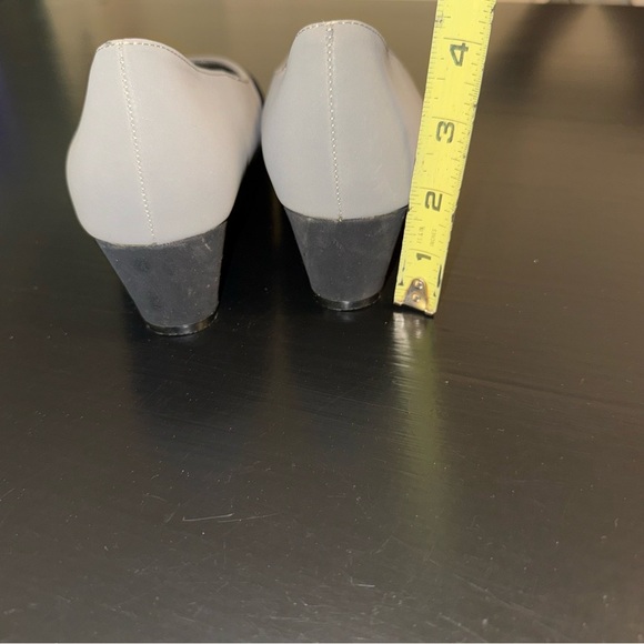 Comfort Well by Beacon low-heeled flats in gray and black with a metallic accent - Picture 3 of 8